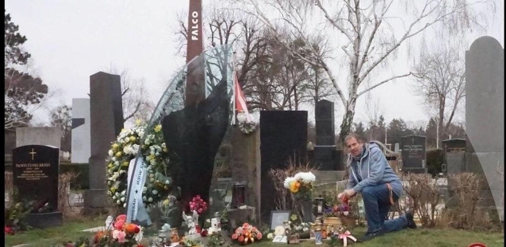 "Heute"-Leser Robert K. am Ehrengrab des Ausnahmemusikers.