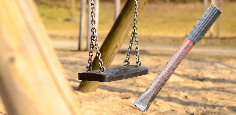 Der 25-Jährige ging mit einem Steinmeißel in der Hand zu den Kindern und drohte ihnen.