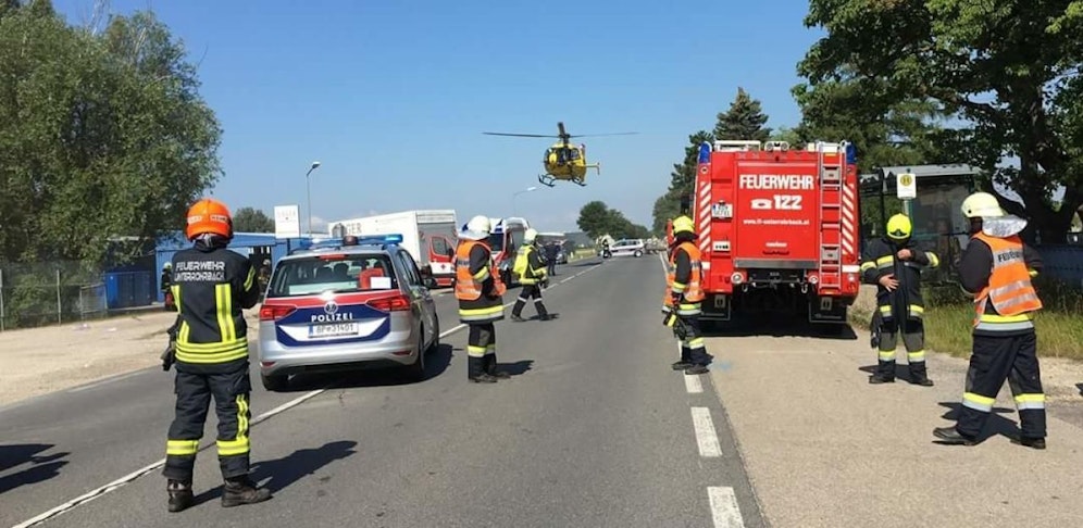 Großaufgebot nach einem folgenschweren Verkehrsunfall auf der B3 in Spillern.