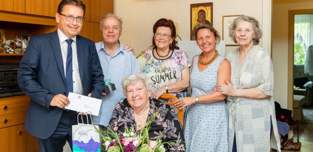 Gemeinderat Herbert Dopplinger, die Jubilare Antonia und Sandor Hunyadi mit Tochter Maria Brunner, Schwester Gisela Hunyadi und Nachbarin Elfie Trögl.