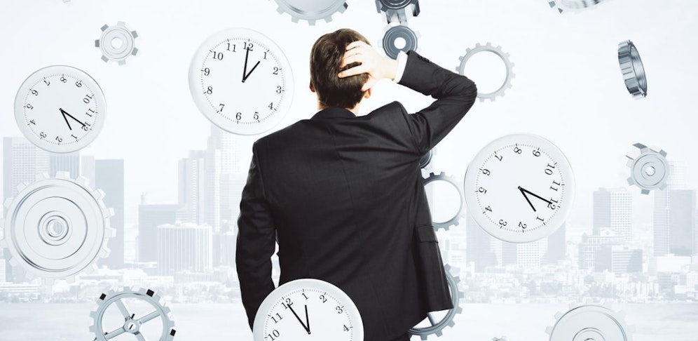 Der Mann häuft 200 Überstunden an.