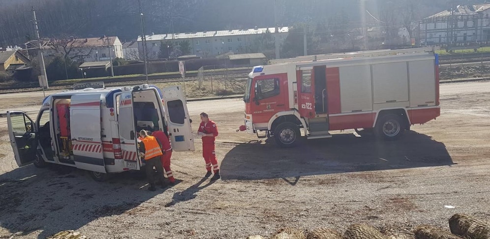 Der Rollstuhl-Fahrer wurde vor Ort versorgt und schonend gerettet.