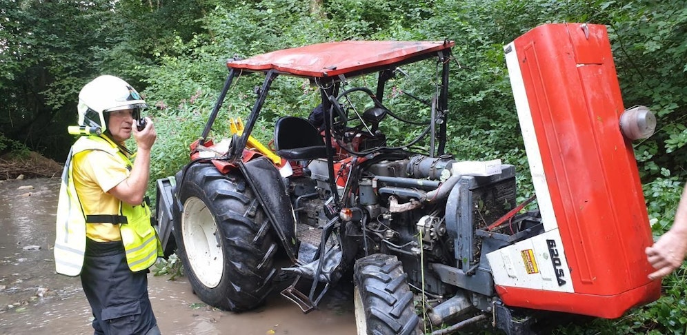 Feuerwehr bei der Bergung des Traktors