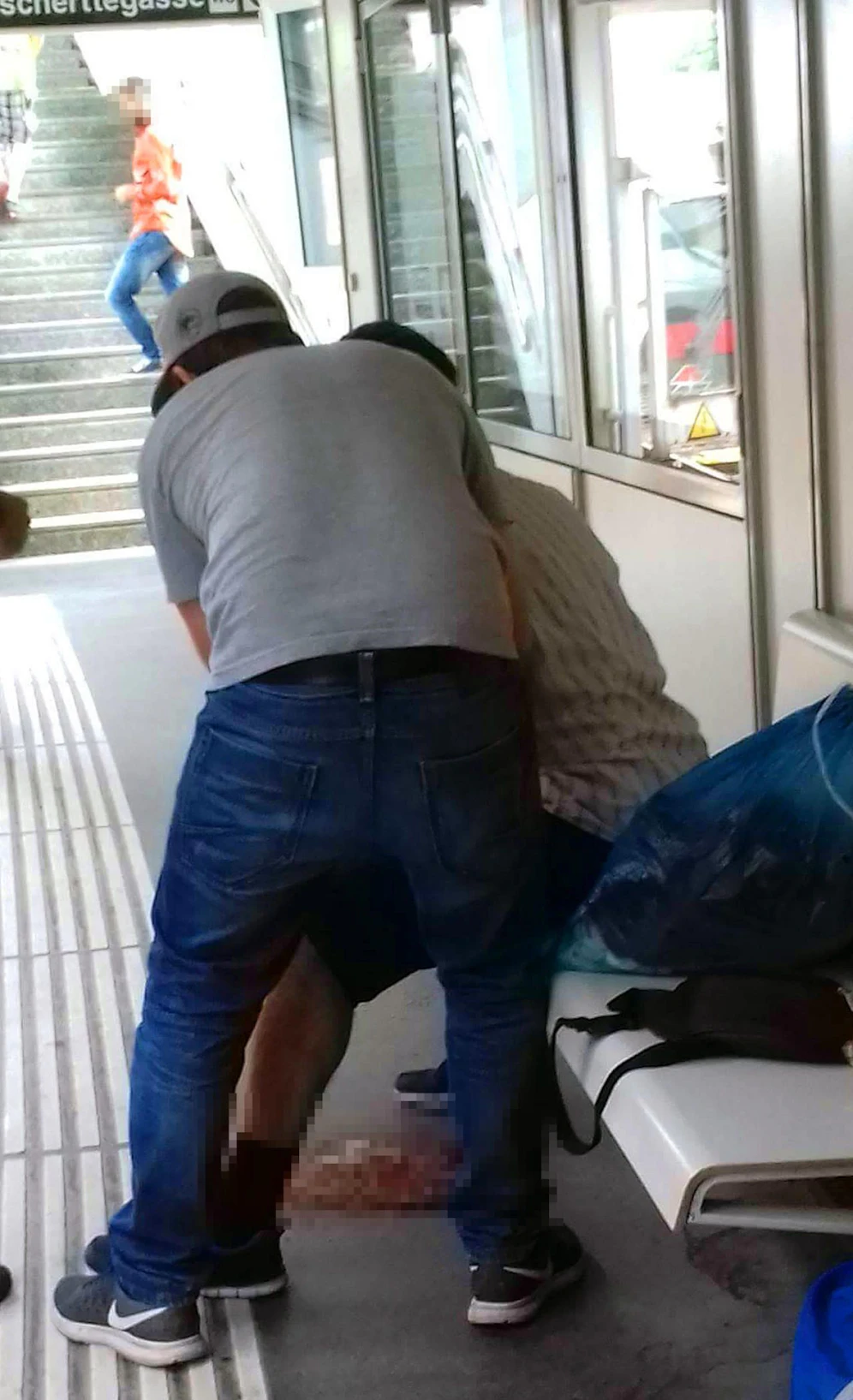 Ein Zeuge (35) half dem Opfer.