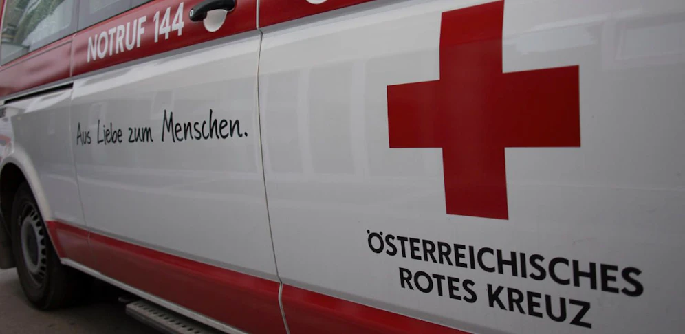 Zwei 19-Jährige mussten mit der Rettung ins Spital gebracht werden.