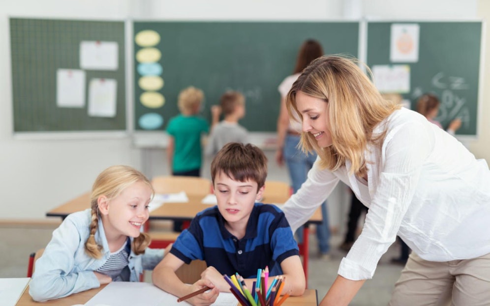 Nach Protesten wird eine gehörlose Lehrerin doch nicht gekündigt, sondern an einer anderen Schule weiterbeschäftigt.