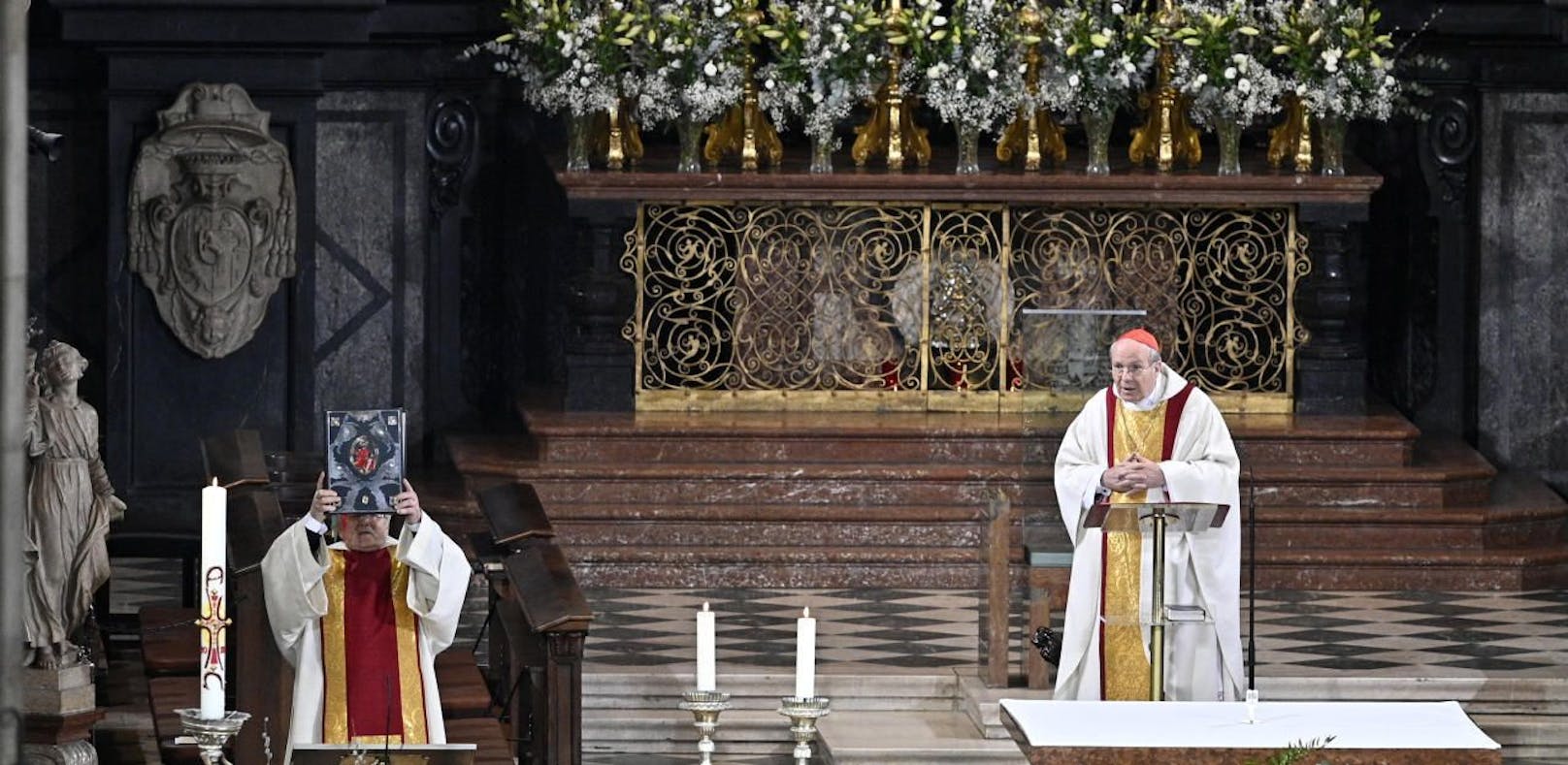 Zu Ostern war Kardinal Schönborn noch (fast) alleine im Stephansdom. Doch bald dürfen Gläubige wieder Gottesdienste besuchen.