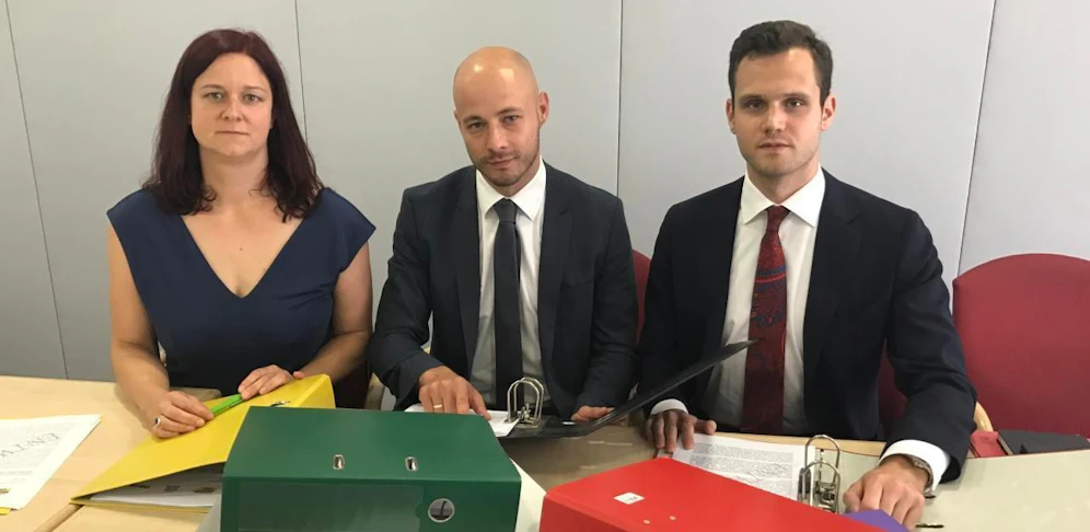 Sie wollen einen Sonderkontrollausschuss: Ursula Roschger (Grüne), Martin Hajart (ÖVP) und Felix Eypeltauer (Neos, v.li.)).
