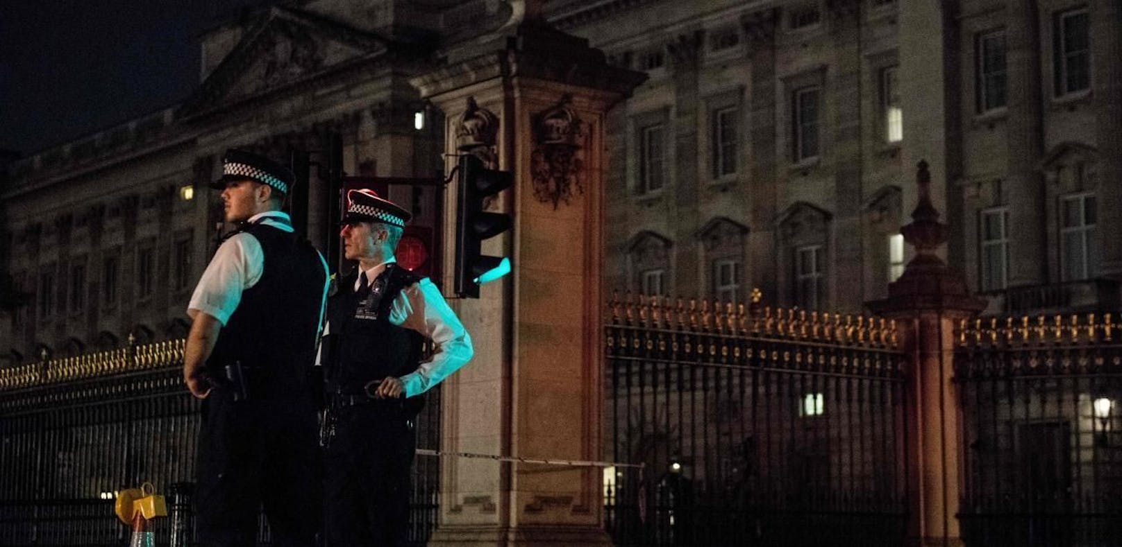 Freitagabend wurde ein Mann mit einem Messer vor dem Buckingham-Palast festgenommen.