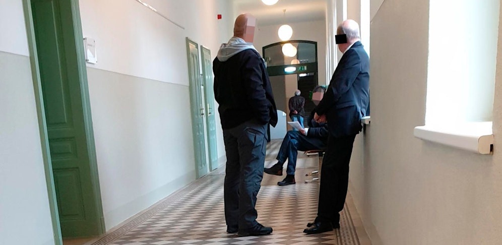 Der Angeklagte (re. stehend an der Wand) bei Gericht St. Pölten.