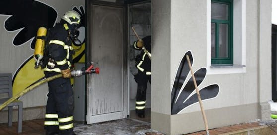 Die Feuerwehr löschte unter Atemschutz.