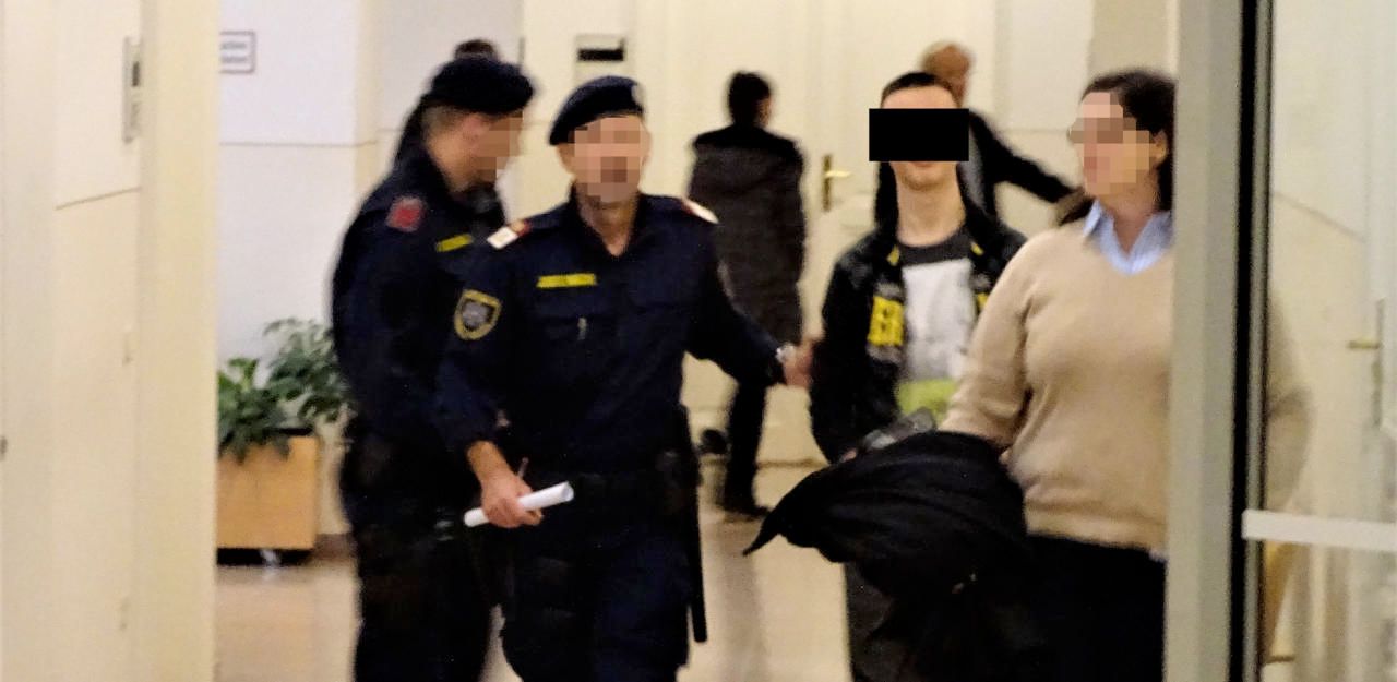 Heute.at - 16-Jähriger stach Bruder nieder: Mordprozess