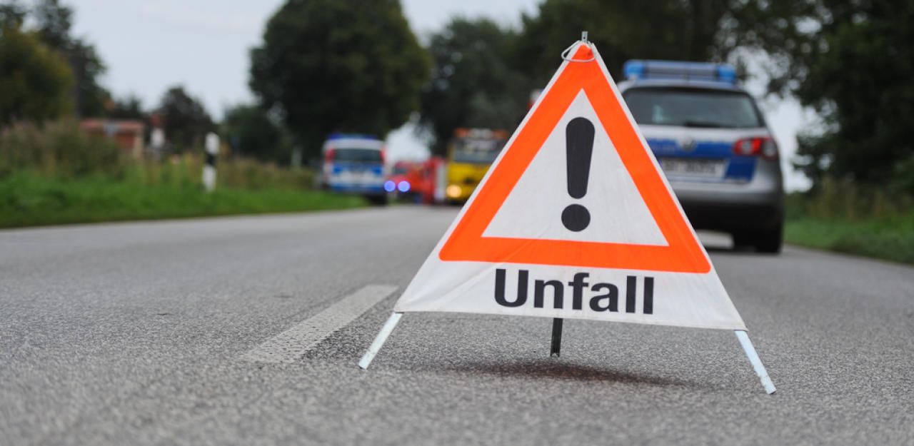 Heute.at - 18-Jähriger überschlägt sich wegen Insekt mit Auto