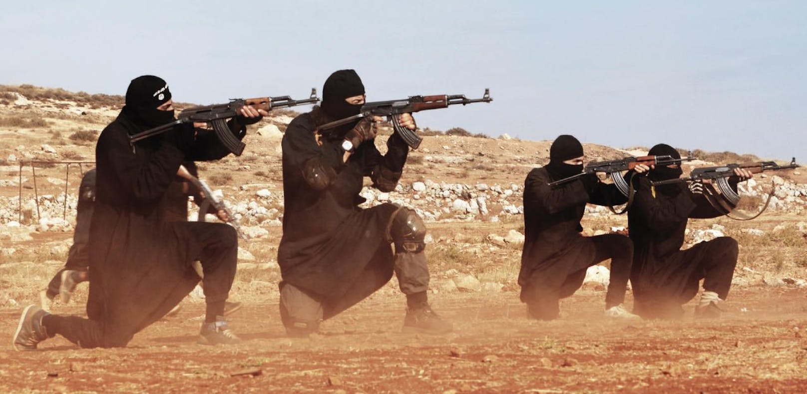 Ein Archivbild aus dem Jahr 2015 zeigt, wie IS-Terrorkämpfer mit ihren Sturmgewehren des Typs AK-47 für den kommenden Krieg üben.