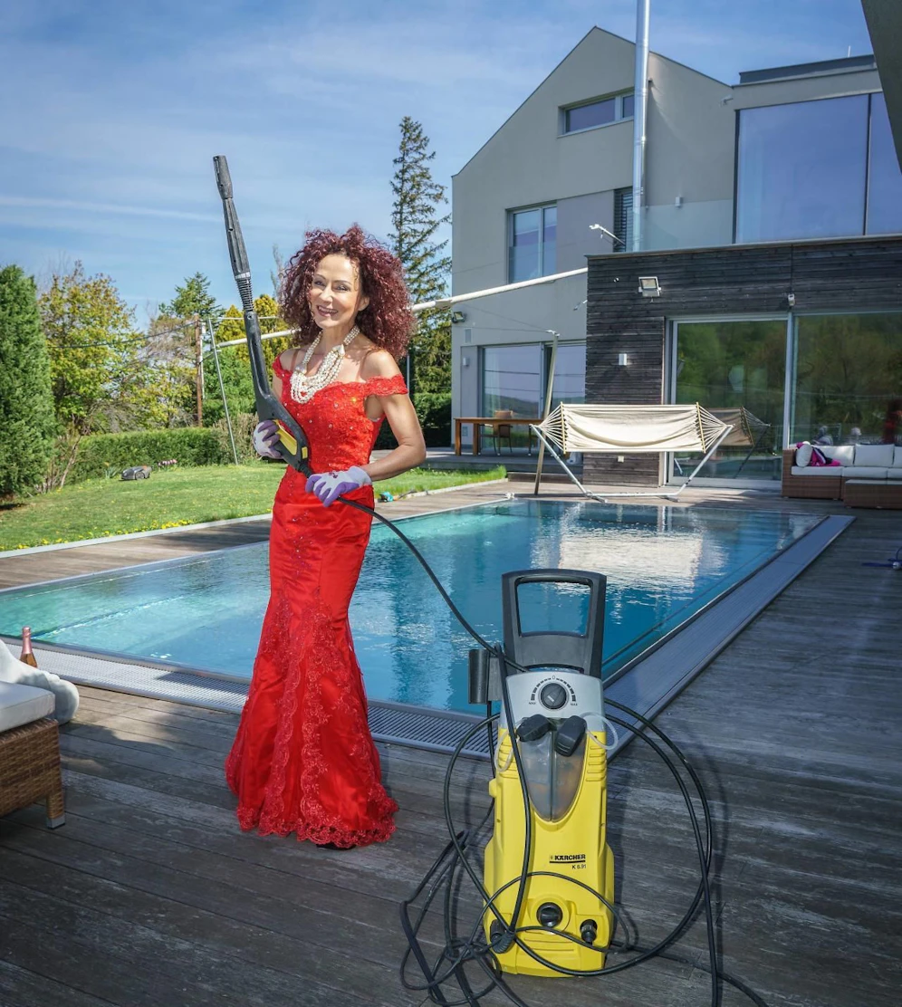 Christina "Mausi" Lugner bei der Pool-Reinigung 