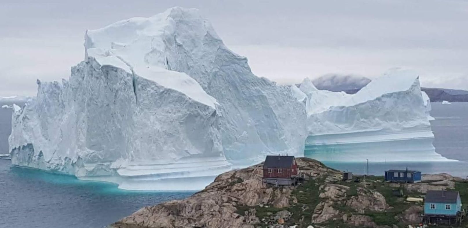 Riesen-Eisberg droht  Dorf auszulöschen