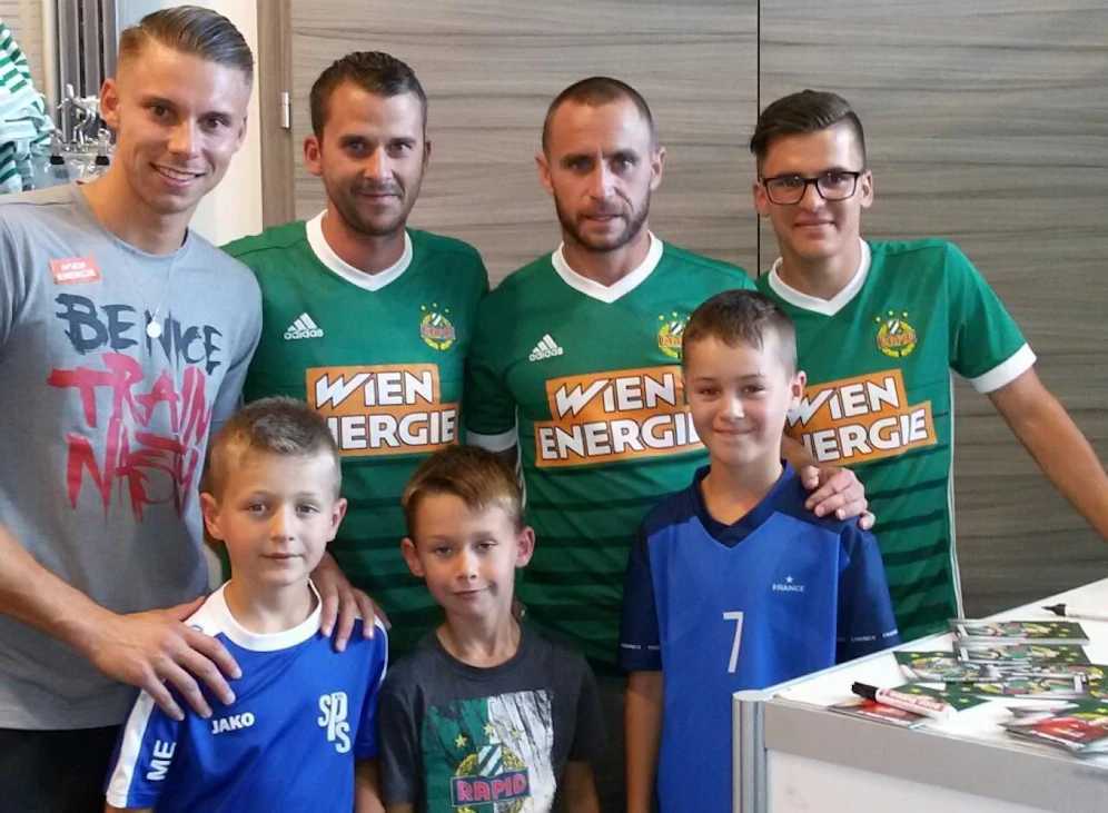 Tobias Knoflach, Simon Reisinger, Steffen Hofmann und Thomas Murg mit den Kids Emilijan, Dominik und Julijan (v.l.n.r.)