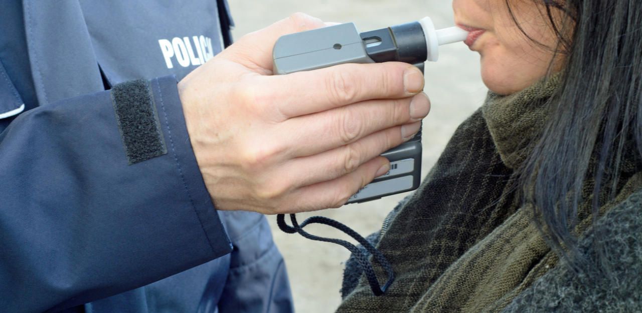 Heute.at - Alkolenkerin kracht in Gartenmauer