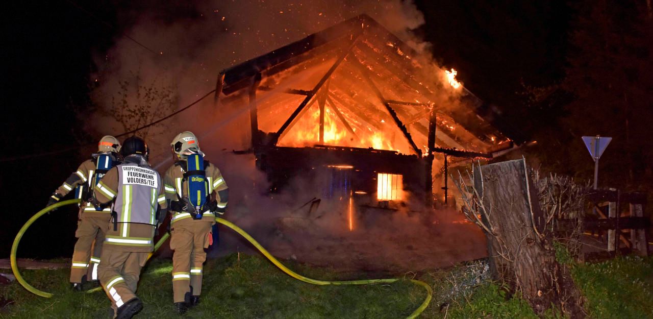 Heute.at - 2 Pferde sterben bei Stadel-Brand in Tirol