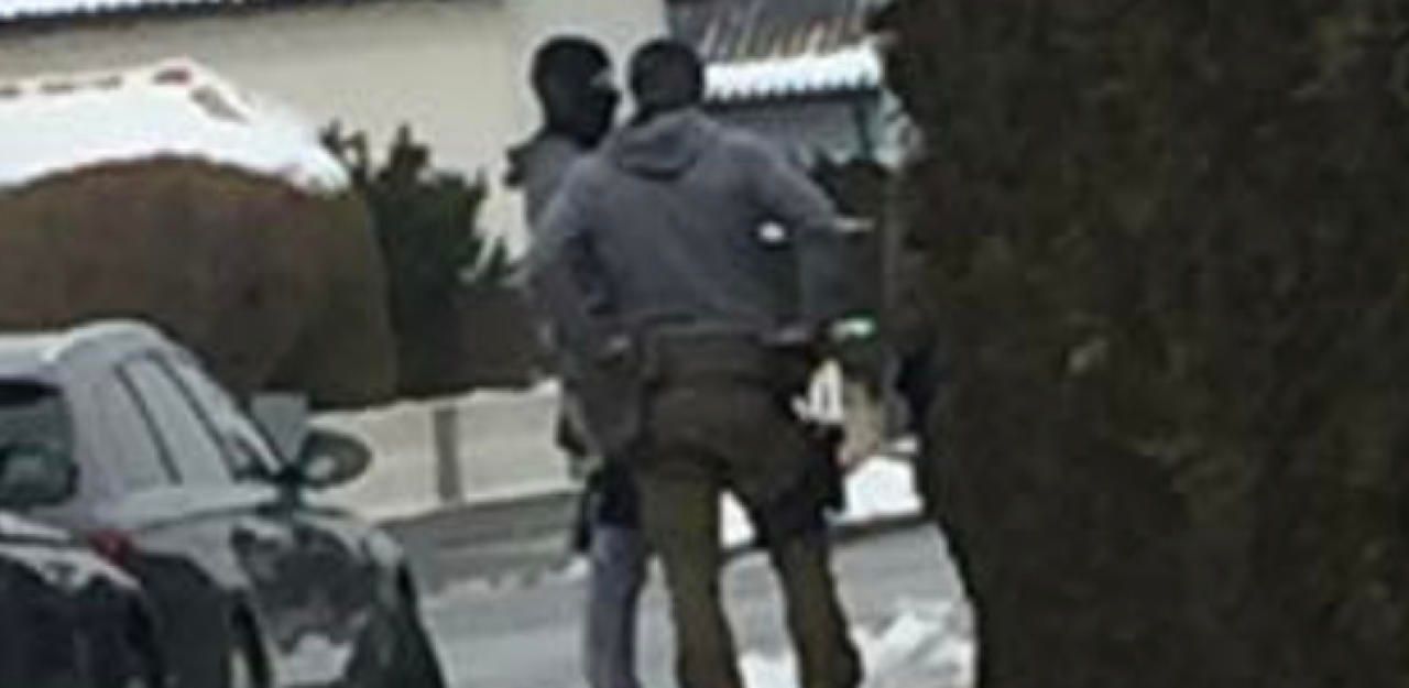 Heute.at - Cobra sprengt Eingangstür: Drei Männer festgenommen