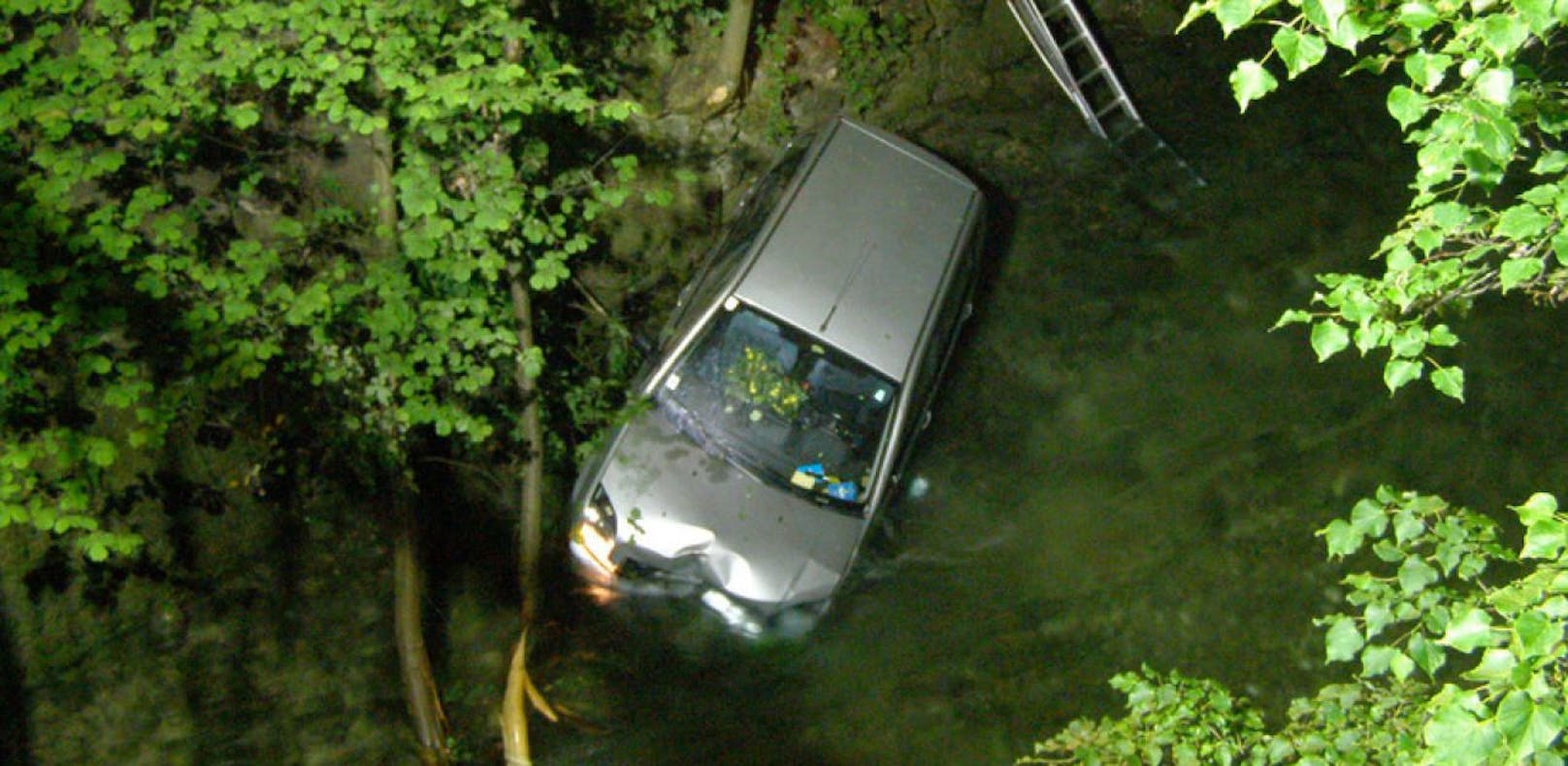 Paar stürzte mit Auto über 8-Meter-Böschung in Fluss