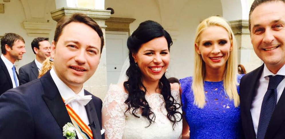 In St. Florian haben Annette und Manfred Haimbuchner geheiratet. FPÖ-Chef-Strache war Gast.