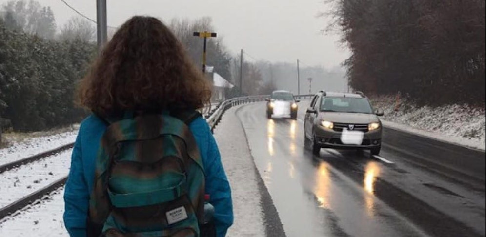 Gefährlicher Schulweg! Kinder in Feldkirchen müssen ab Montag neben der schnellbefahrenen B127 gehen. 