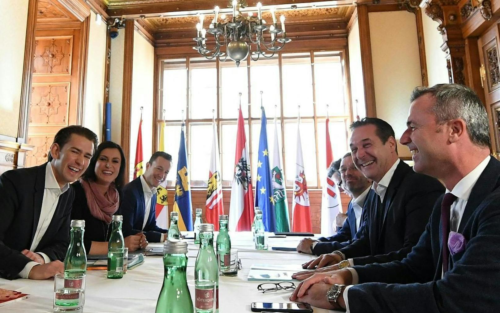 (v.l.) Sebastian Kurz (ÖVP), Elisabeth Köstinger (ÖVP) und Gernot Blümel (ÖVP) sowie Norbert Nemeth (FPÖ), Herbert Kickl (FPÖ), Heinz Christian Strache (FPÖ) im Rahmen der ersten Runde von Koalitionsverhandlungen zwischen ÖVP und FPÖ am Mittwoch, 25. Oktober 2017, in Wien.