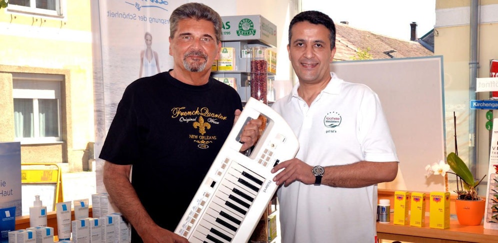 Georg Ragyoczy und Reza Kamyar in der Apotheke.