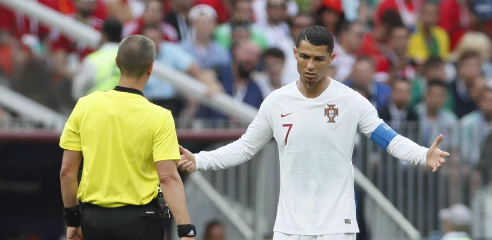 Trikot-Bitte in Hälfte eins: Ist Referee Ronaldo-Fan?