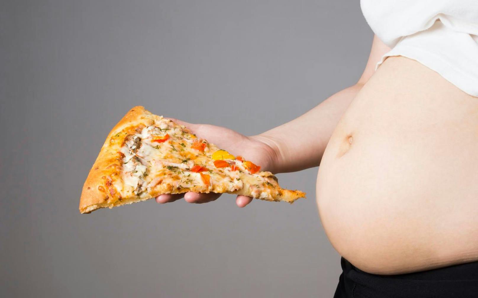 Die Folgen von fettreicher Ernährung während der Schwangerschaft trägt das Kind ein Leben lang. 