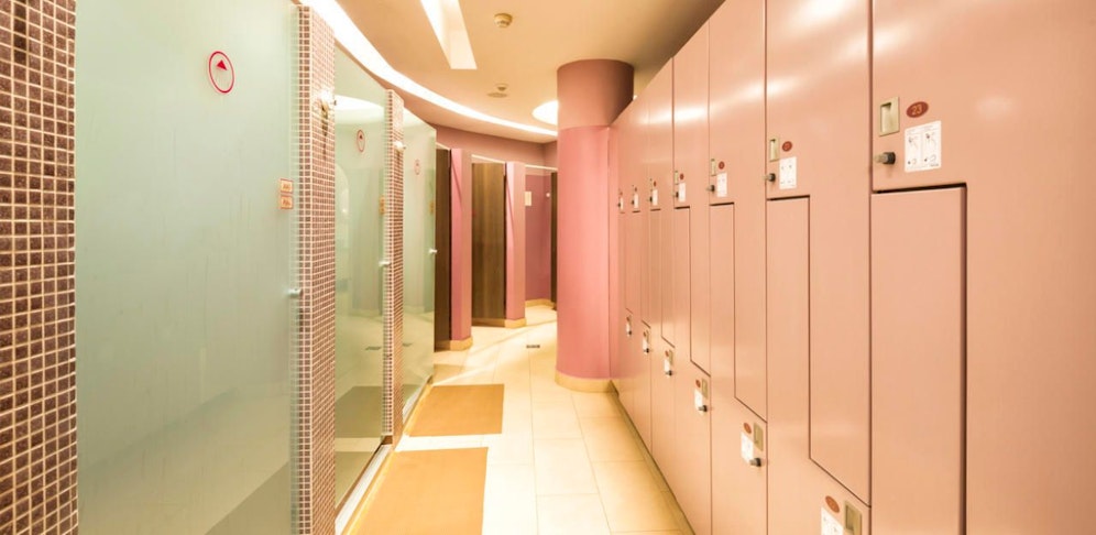 Der Mann beobachtete die Kinder beim Umziehen