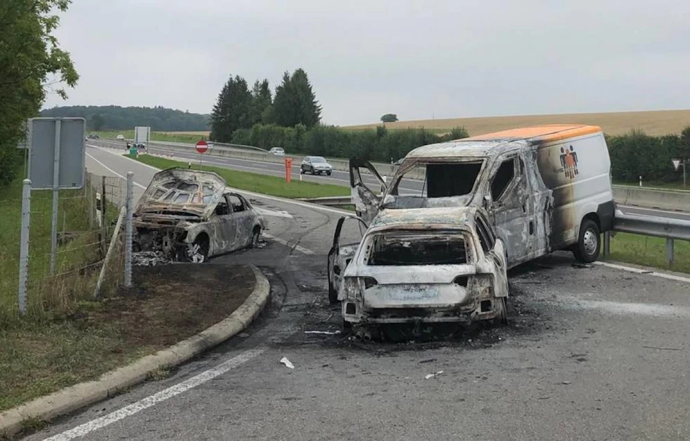 Die ausgebrannten Fahrzeuge bei La Sarraz.