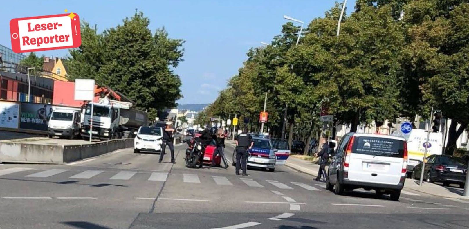 Hier nimmt die Polizei den Waffennarr auf seinem Bike fest. 