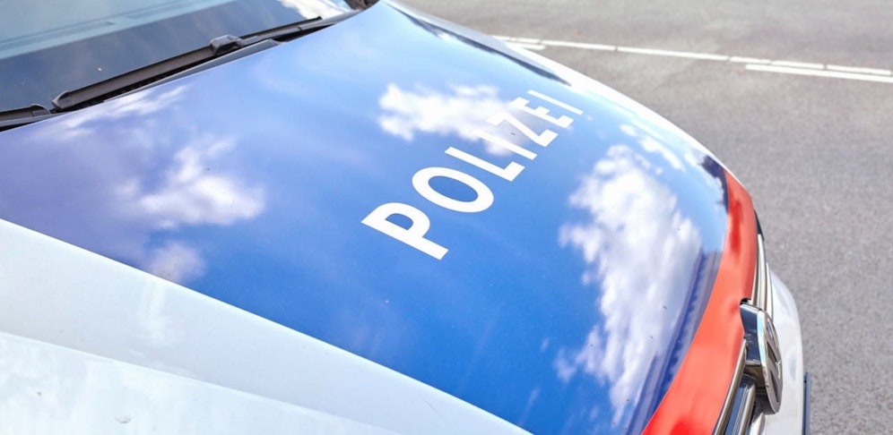 Die Direktion bittet bei Sichtungen des Mannes sich sofort an die Polizei zu wenden.