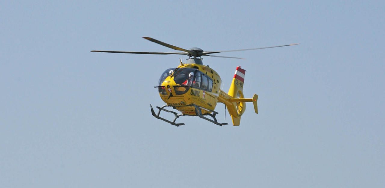 Der Verunfallte wurde mit dem Rettungshubschrauber ins Krankenhaus geflogen.