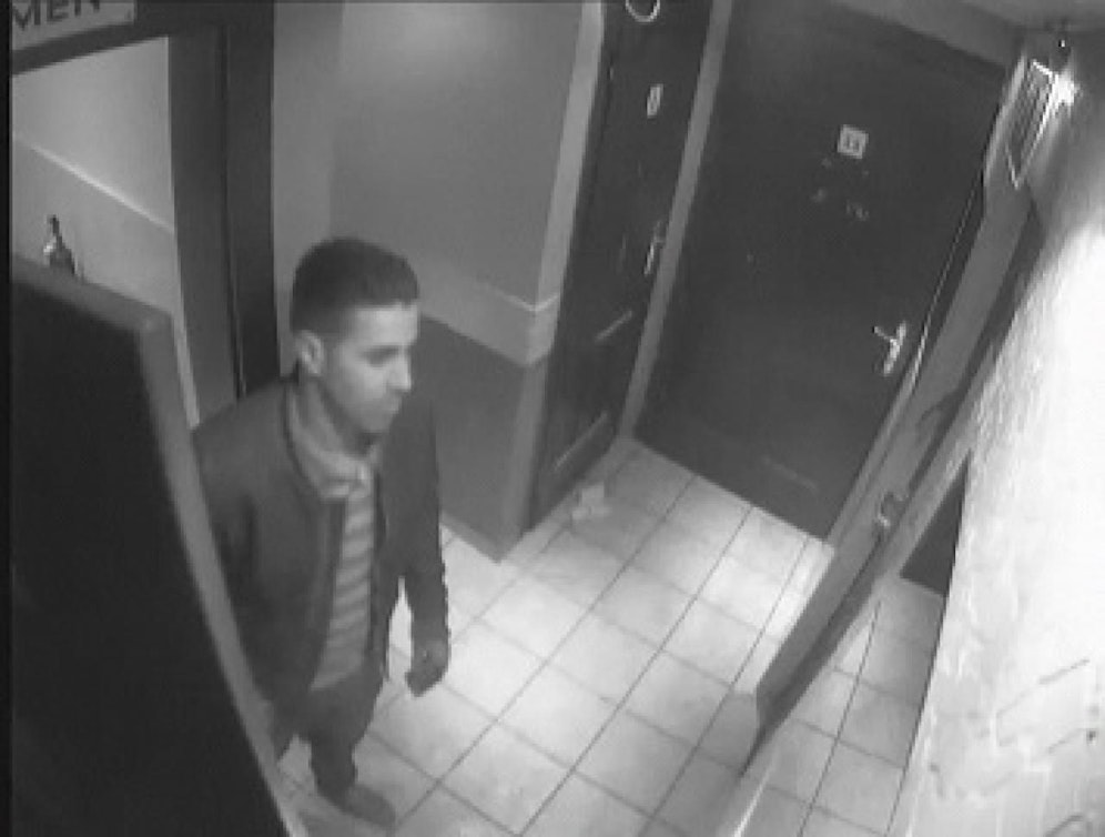 Die Polizei sucht diesen Verdächtigen.