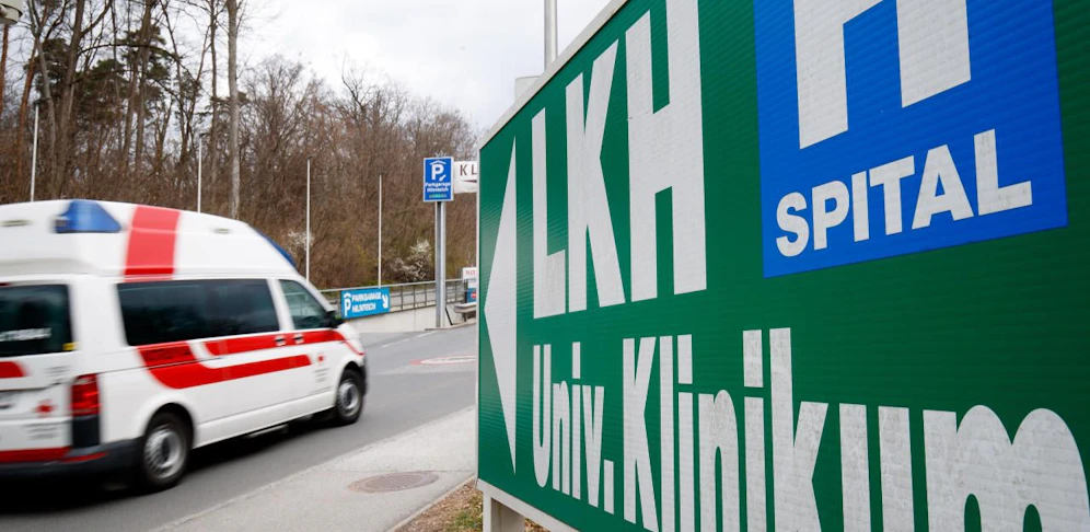 Nach dem Fund eines Neugeborenen in der Tiefgarage des LKH Graz wird nun besserer Sichtschutz für die dortige Baby-Klappe gefordert.
