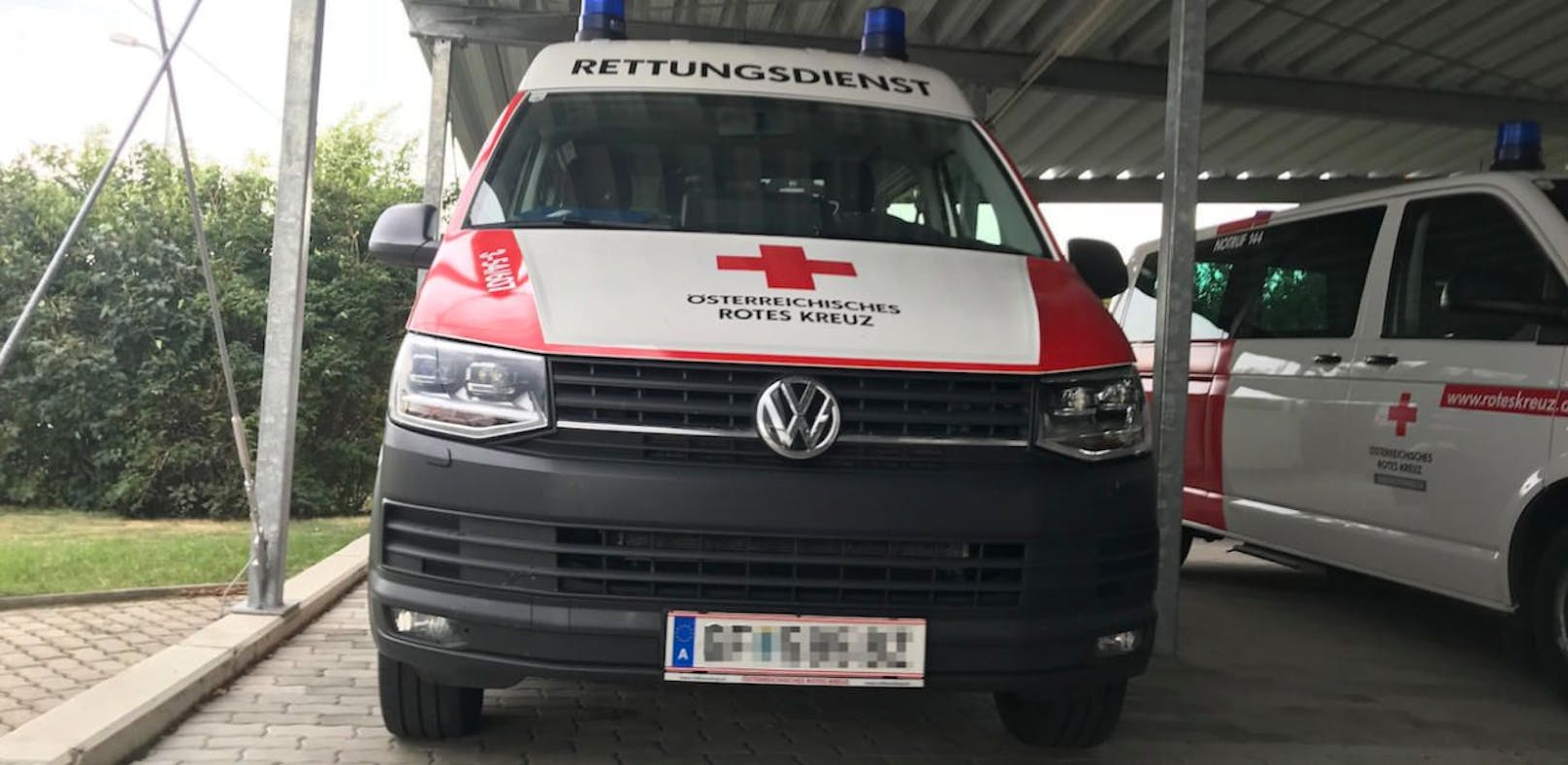 Unfall mit Rettungswagen im Bezirk Gänserndorf: Patientin wurde verletzt, musste wieder ins Spital.