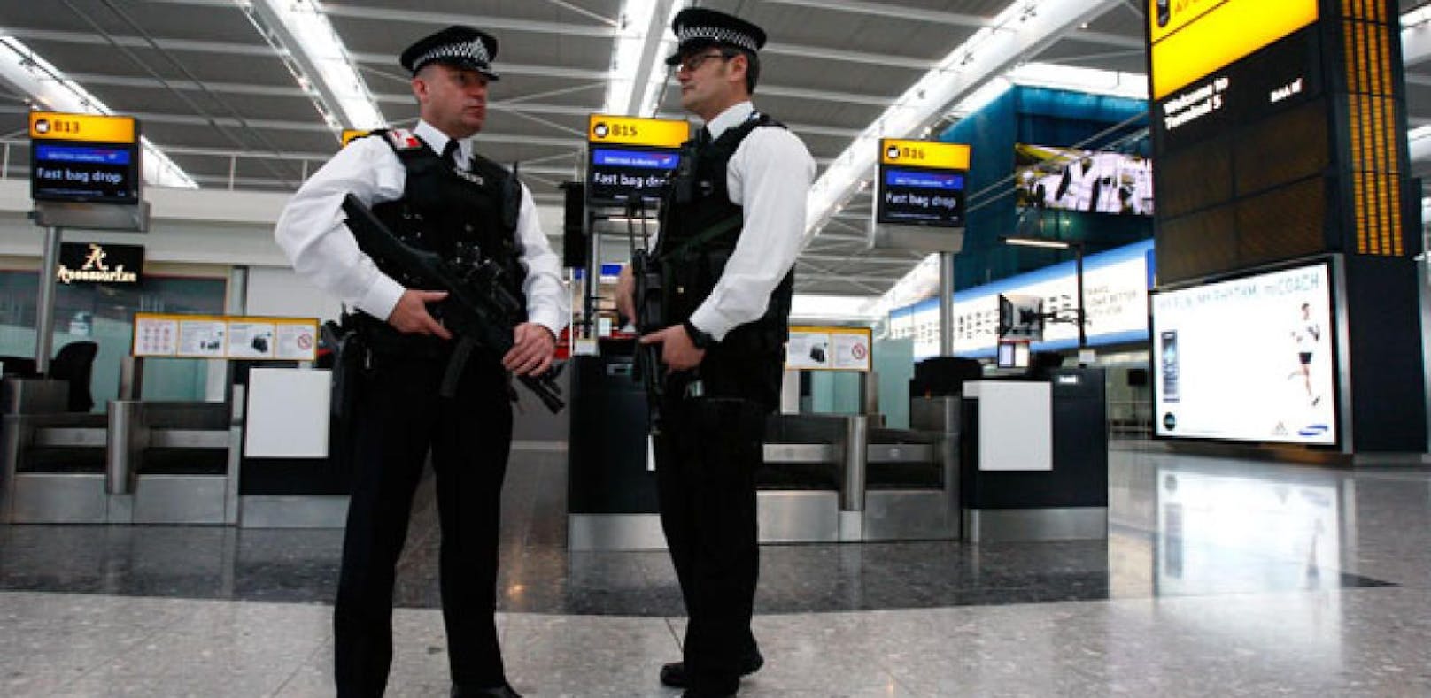 Polizisten am Londoner Flughafen Heathrow. Symbolbild.&nbsp;