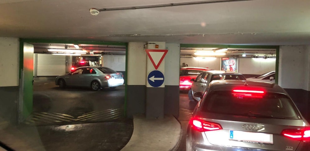 Stau bei der Ausfahrt aus der Parkgarage im Wiener Gasometer.