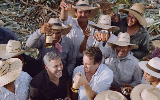 Vergeht George Clooney und Rande Gerber bald das Lachen? Ein Kunde ihres &quot;Casamigos&quot;-Tequilas hat sie jetzt auf Millionen verklagt. 