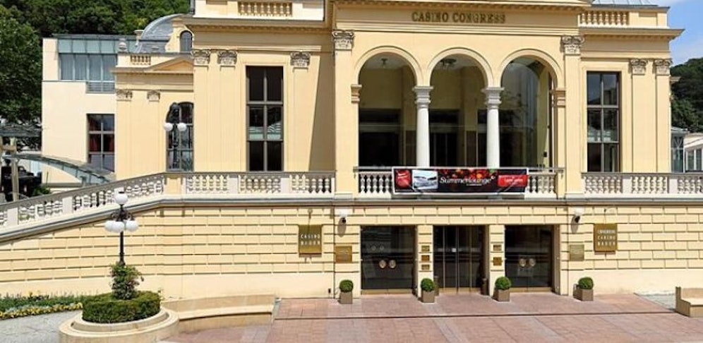 Beim Schulball im Casino Baden stürzte ein 16-Jähriger vom Treppengeländer mehrere Meter in die Tiefe.