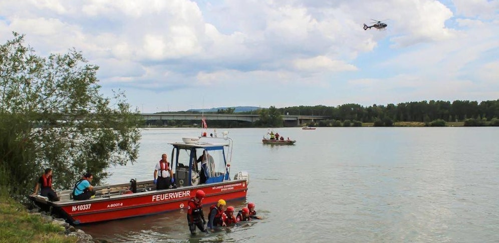 Die Feuerwehr war den ganzen Sonntag lang im Einsatz. Am Mittwoch wurde die Leiche des Mannes gefunden.