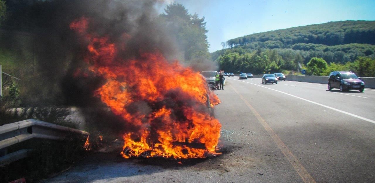 Heute.at - Pkw auf A1 in Vollbrand: Fahrer konnte sich retten