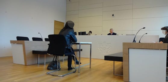 Die Angeklagte vor Richter Manfred Hohenecker.