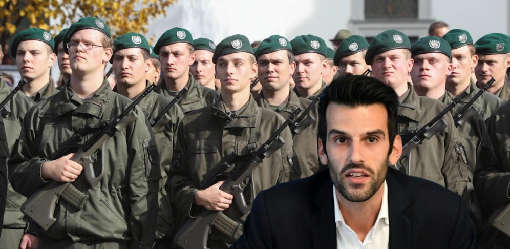 Landbauer und Rekruten im Hintergrund.