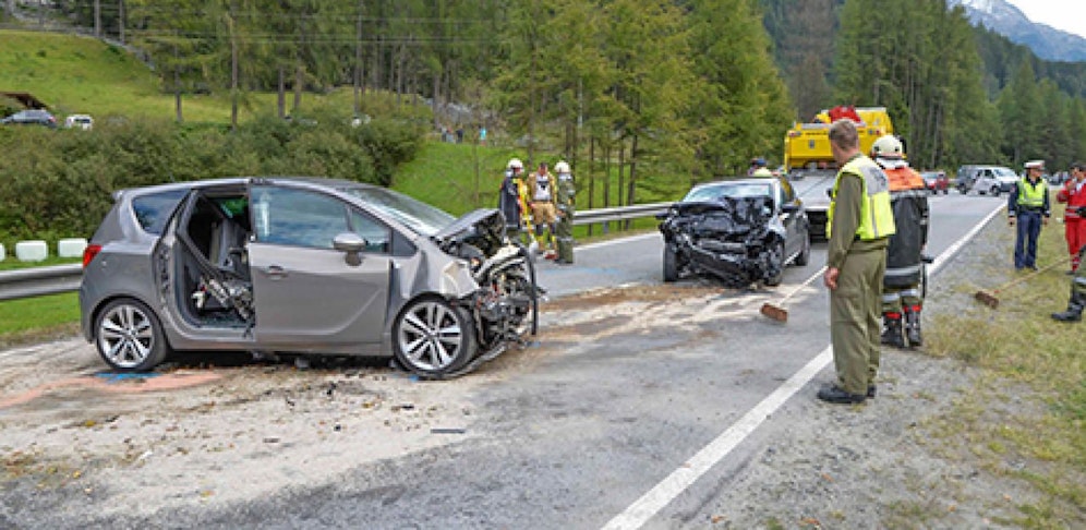 Bei dem Zusammenstoß wurden vier Personen verletzt, drei davon schwer