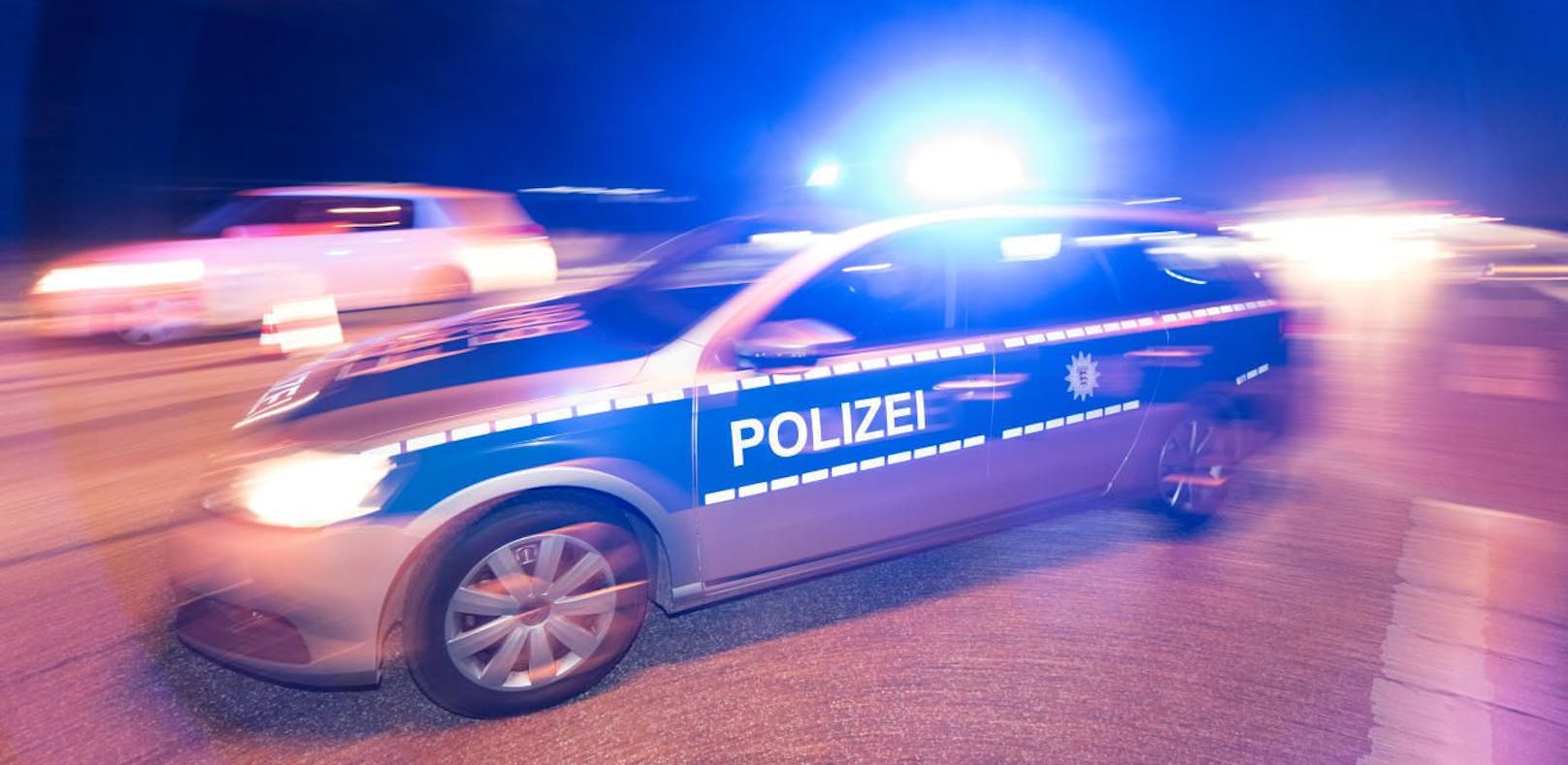Ein Streifenwagen der deutschen Polizei im Einsatz. Symbolbild