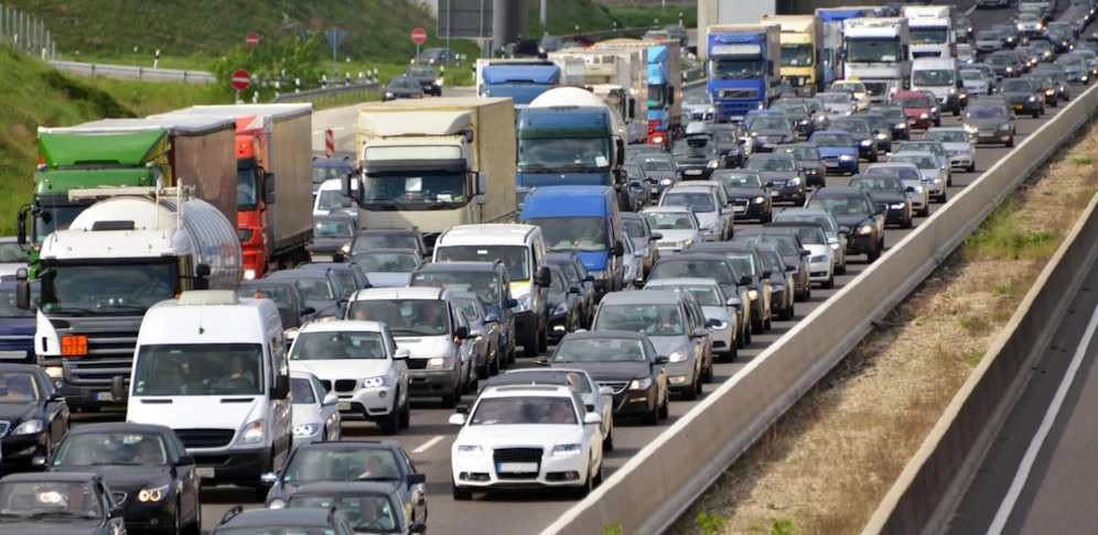 (Symbolbild) Vor dem Karawankentunnel in Kärnten gibt es Stau-Chaos.